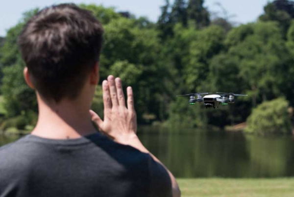 Le nouveau Spark de DJI, un mini-drone qui obéit au doigt et à l&#039;oeil