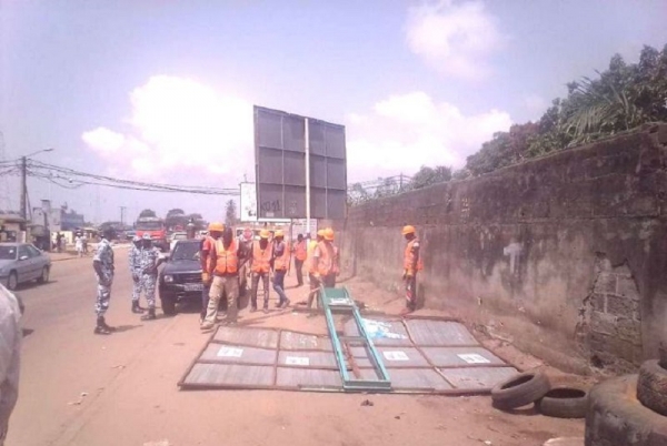 Démantèlement à Abidjan de panneaux publicitaires non autorisés