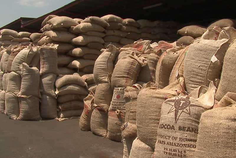 La détention d’un acheteur de cacao suscite des débats