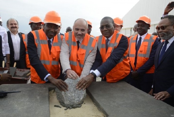 Le Premier ministre procède à la pose de la première pierre du siège social d’Orange Côte d’Ivoire