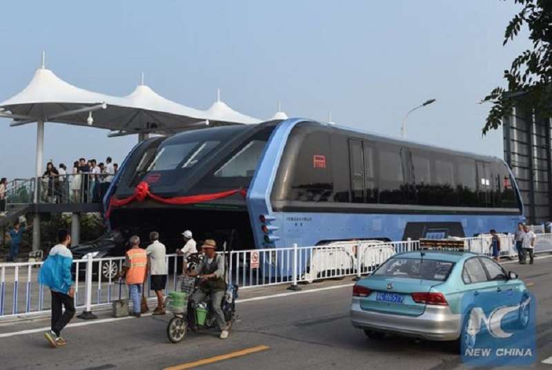 La Chine a commencé à tester son bus qui passe par-dessus le trafic