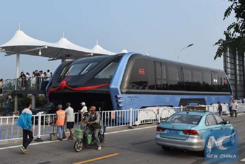 La Chine a commencé à tester son bus qui passe par-dessus le trafic