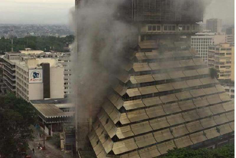 Incendie: la Pyramide du Plateau est en feu