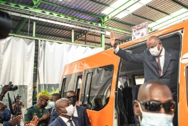 Le PM ivoirien Patrick Achi inaugure les premiers minibus Made in Côte d’Ivoire