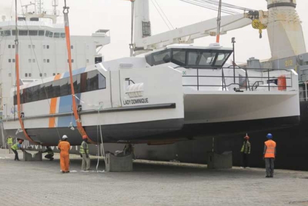 Transports : duel serré de bateaux-bus sur la lagune Ébrié à Abidjan