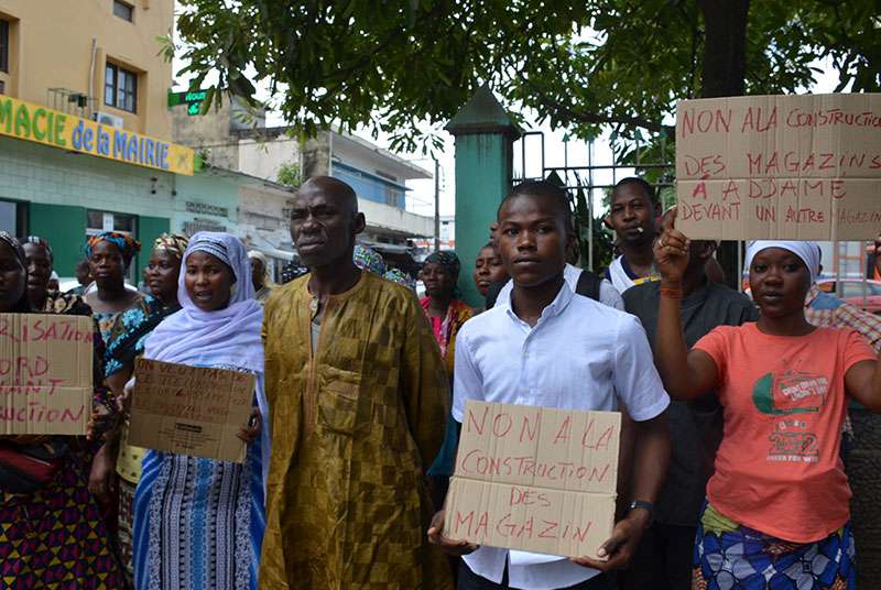 Côte d’Ivoire : Des commerçants d’Adjamé mécontents font un sit-in pour protester contre une mesure de déguerpissement