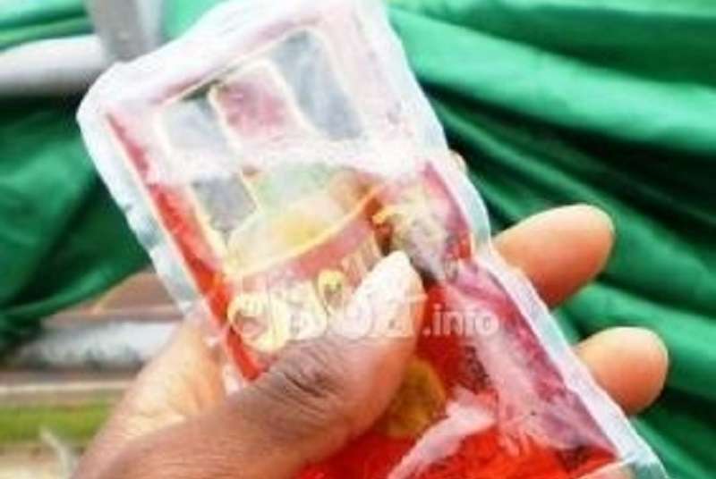 Le gouvernement interdit la production et la commercialisation d’alcool en sachet plastique