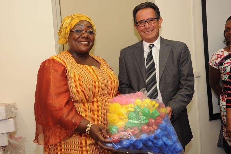 La Chambre de Commerce libanaise offre des jouets et des vivres au ministère de la Solidarité