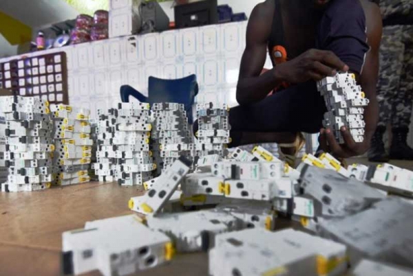 Des milliers de pièces électriques contrefaites saisies à Abidjan