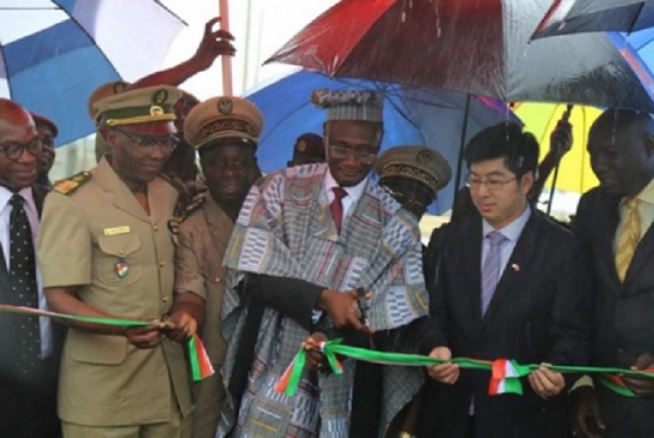 Le ministre Moussa Sanogo inaugure le scanner de Ouangolodougou
