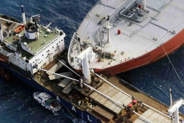 Collision entre 2 bateaux: 500 tonnes de produits déversés dans la mer