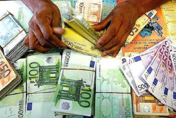 La valeur de l&#039;euro a reculé de 14% en 12 mois, entraînant la baisse du FCFA