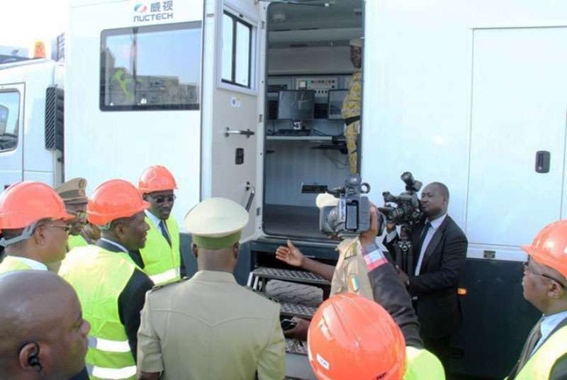 Côte d’Ivoire : Le premier ministre a procédé à la remise de deux scanners mobiles aux services douaniers