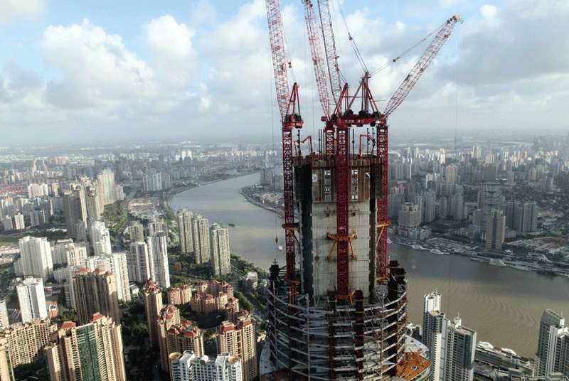 Shanghai : la dernière poutre posée sur la 2e tour la plus haute du monde.