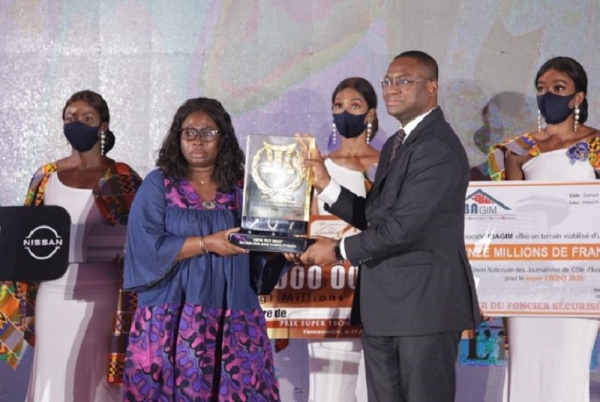 Marcelle Aka du quotidien l’Inter, lauréate du Super Prix Ebony 2020 du meilleur journaliste ivoirien
